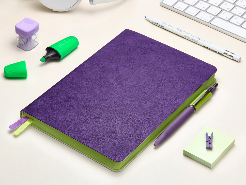 Ежедневник А5 датированный Boston 2026, фиолетовый с салатовым обрезом