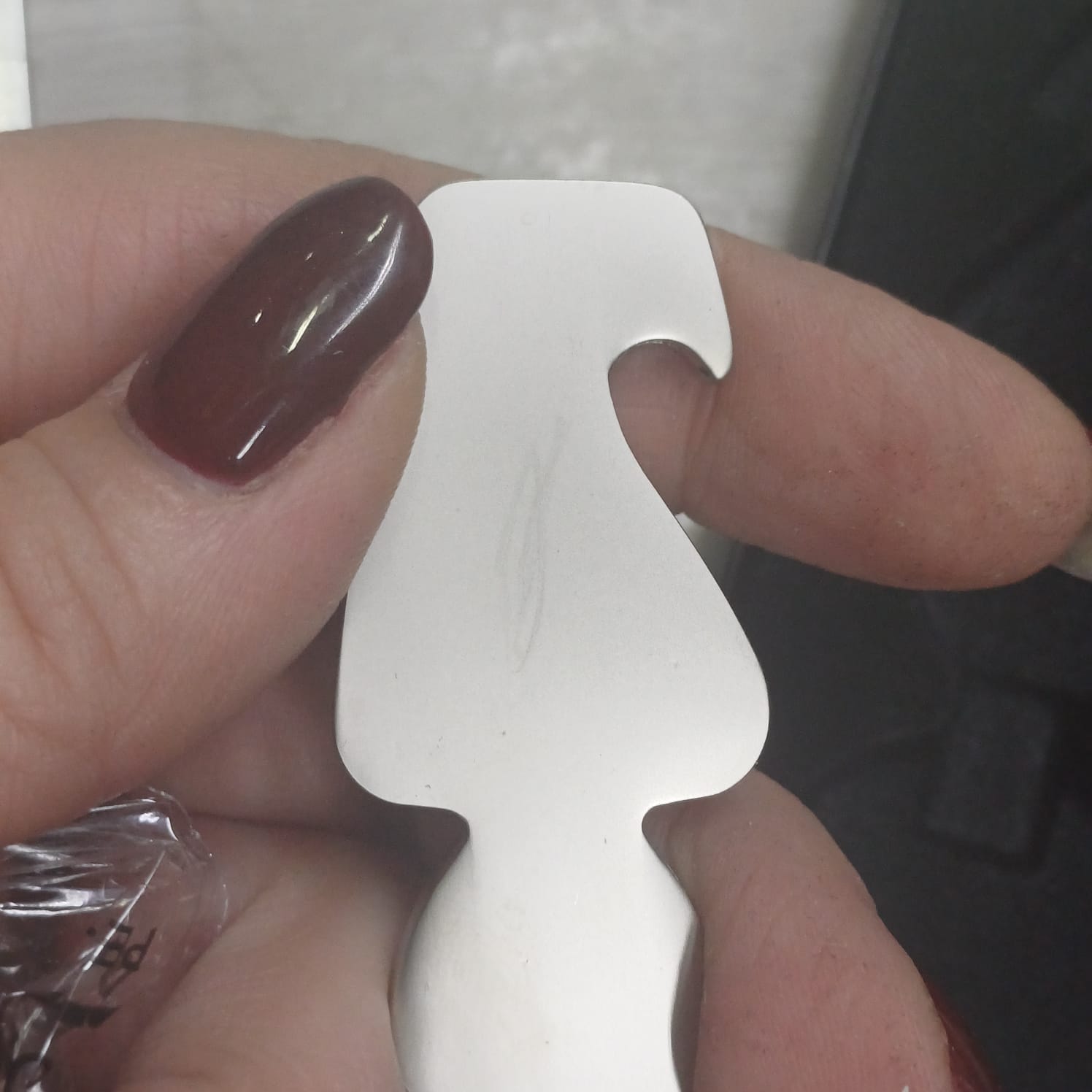 Брелок с функцией открывалки с возможностью изготовления индивидуального дизайна по заказу клиента, серебристый