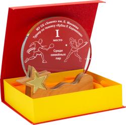 Награда из стекла с лазерной гравировкой на деревянной подставке