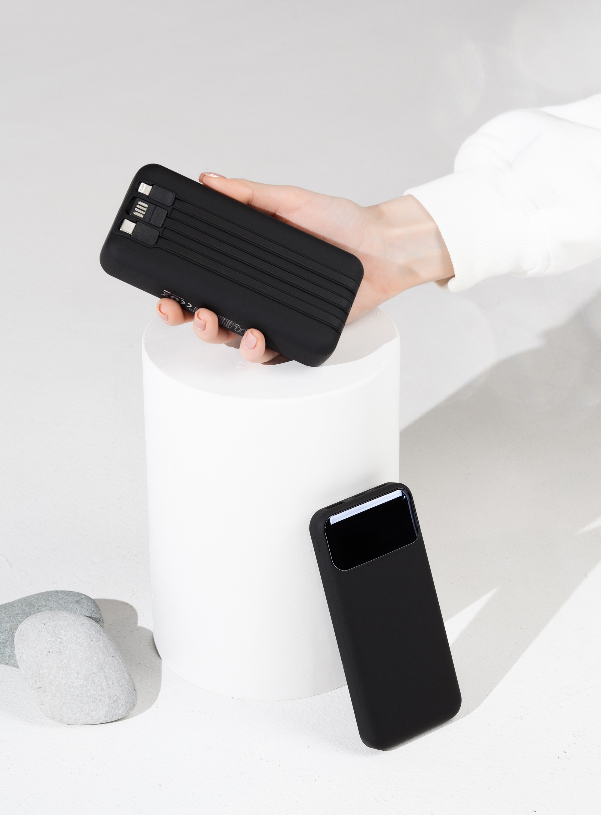 Зарядное (22.5W) устройство "Top Grade SOFTTOUCH" 20000 mAh с подсветкой логотипа, встроенными кабелями и цифровым индикатором заряда Зарядное (22.5W) устройство "Top Grade SOFTTOUCH" 20000 mAh с подсветкой логотипа, встроенными кабелями и цифровым индикатором заряда