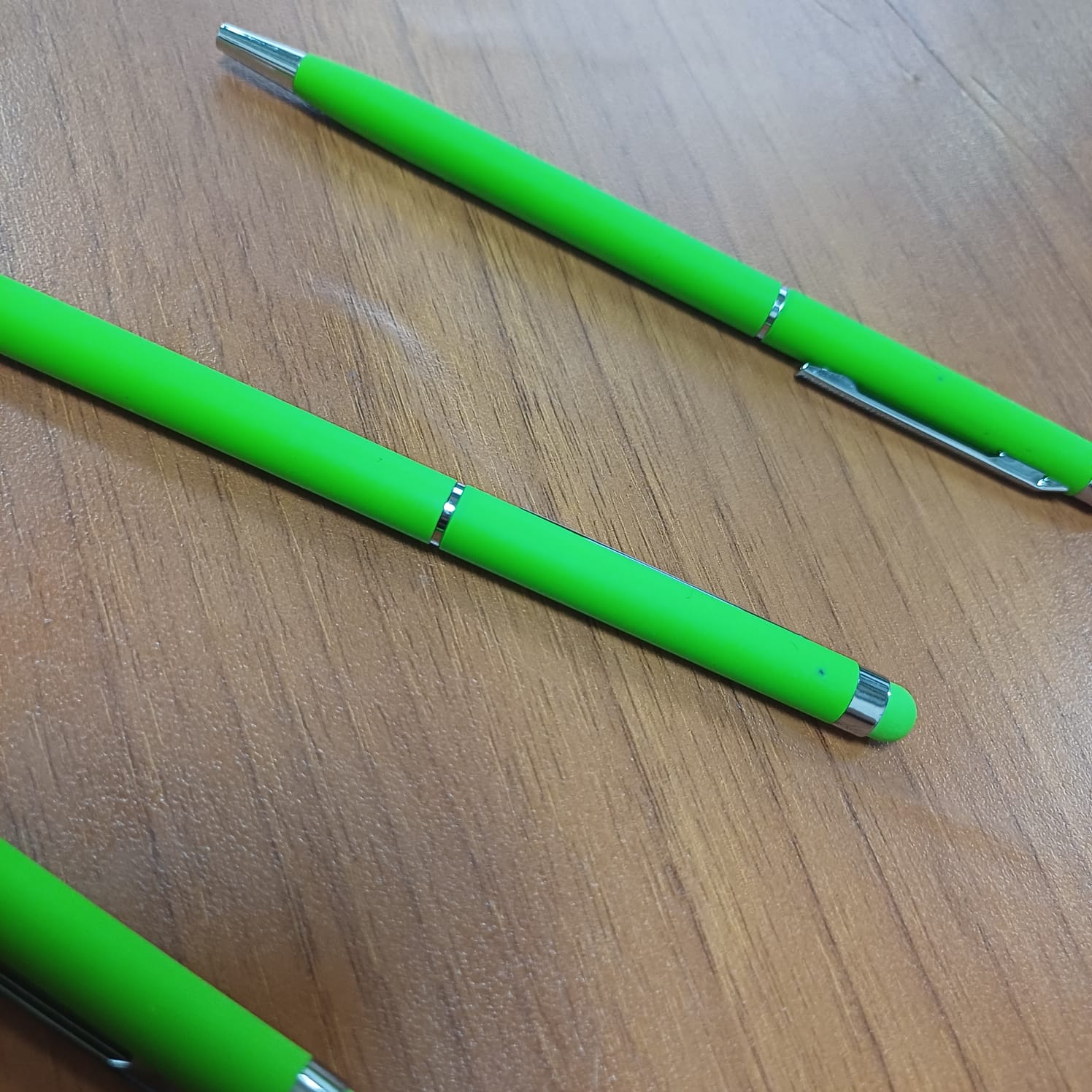 Ручка-стилус шариковая Jucy Soft с покрытием soft touch, зеленое яблоко (Р)