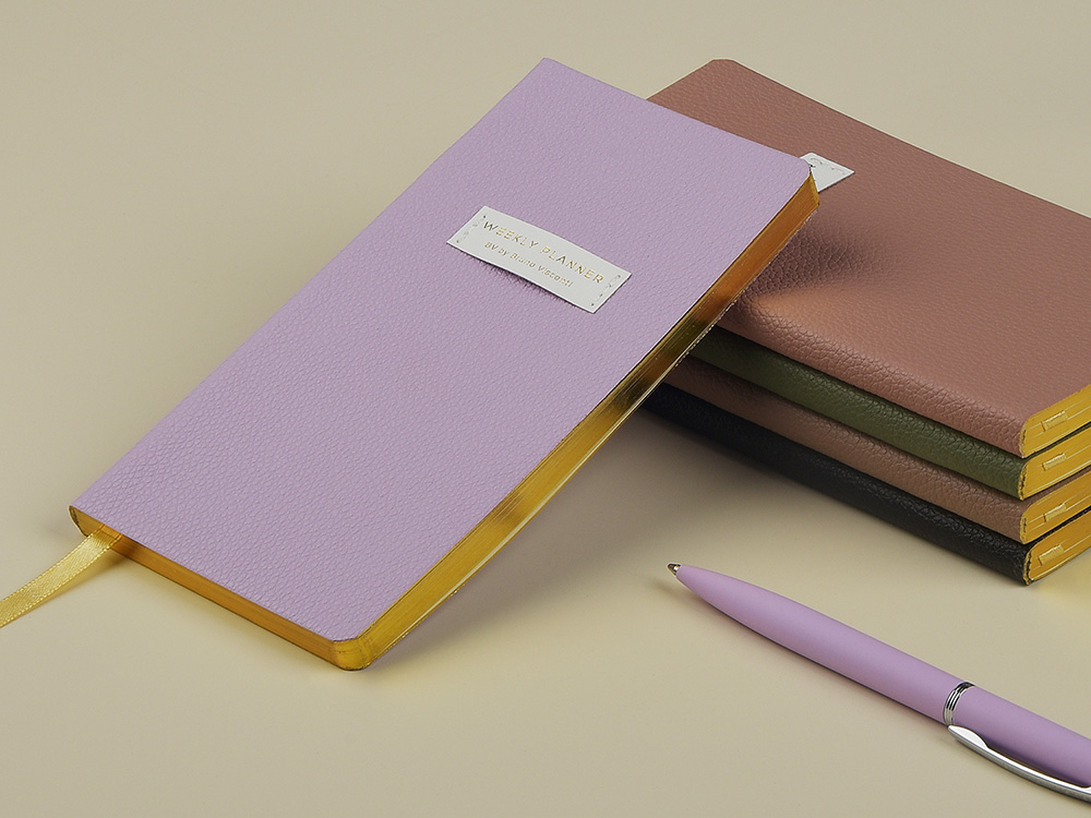 Еженедельник недатированный А6 Zefirс нашивкой, сиреневый Еженедельник недатированный А6 Zefirс нашивкой, сиреневый