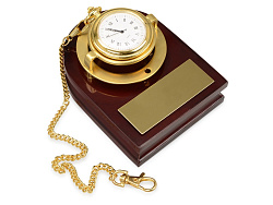 Часы Магистр с цепочкой на деревянной подставке, золотистый матовый/красное дерево